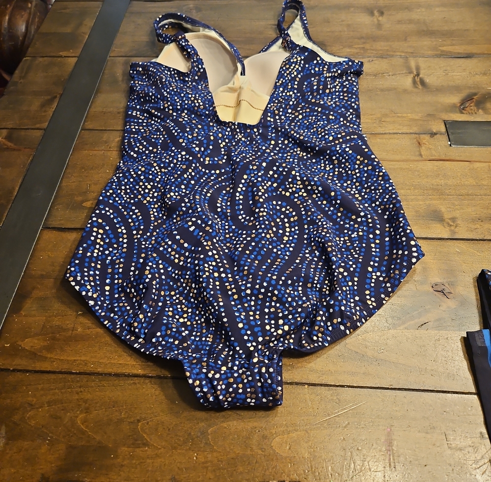 NWOT Miraclesuit With Matching Pareo - Picture 9 of 11